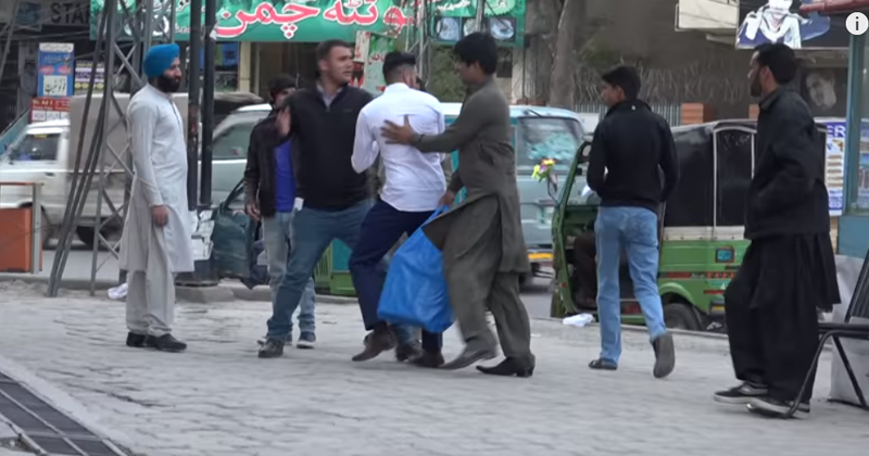 एक सिख युवक के साथ पाकिस्तानियों ने किया ऐसा व्यवहार, देखिए देखें ये होश उड़ा देने वाला वीडियो