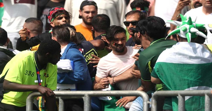 अंदर चल रहा था पाकिस्तान और अफगानिस्तान के बीच मैच, स्टैडियम के बाहर फैंस ने चलाए लात-घूंसे