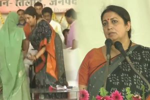 रोती-बिलखती महिला को स्मृति ईरानी ने लगाया गले, मंच पर दिखा ऐसा नजारा, देखिए Video