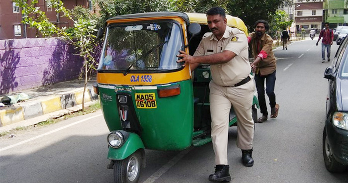 बेंगलुरु पुलिस वाले की ये तस्वीर क्यों जित रही लोगो का दिल? सच्चाई जान ख़ुशी होगी